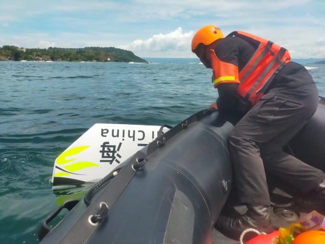 SAR Brimob Polda Sumut mengevakuasi pembalap asing. [Istimewa]